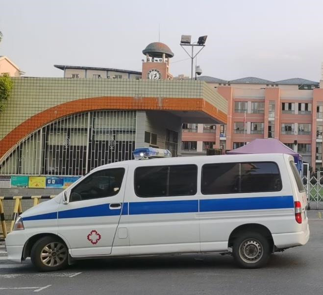 万山救护车出租护送骨折病人一公里多少钱